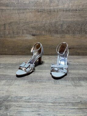 Badgley Mischka Kayla Silver Metallic Rhinestone T Strap Heels Women's Size 6